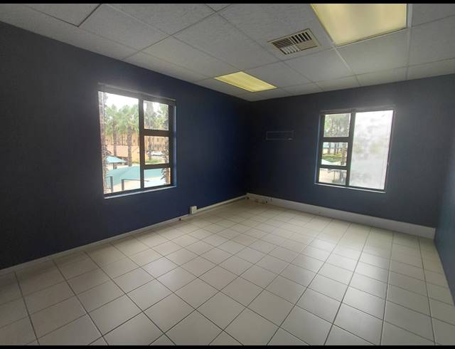 111M² OFFICE TO LET IN FOURWAYS